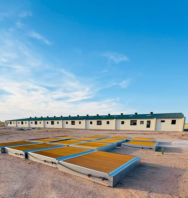 Paneles refrigerantes preparados para su montaje en las naves de una granja de destete